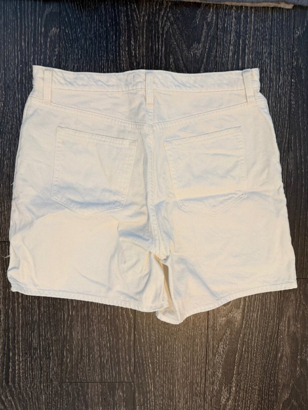 Abercrombie The Loose Short High Rise in White - Picture 3 of 5